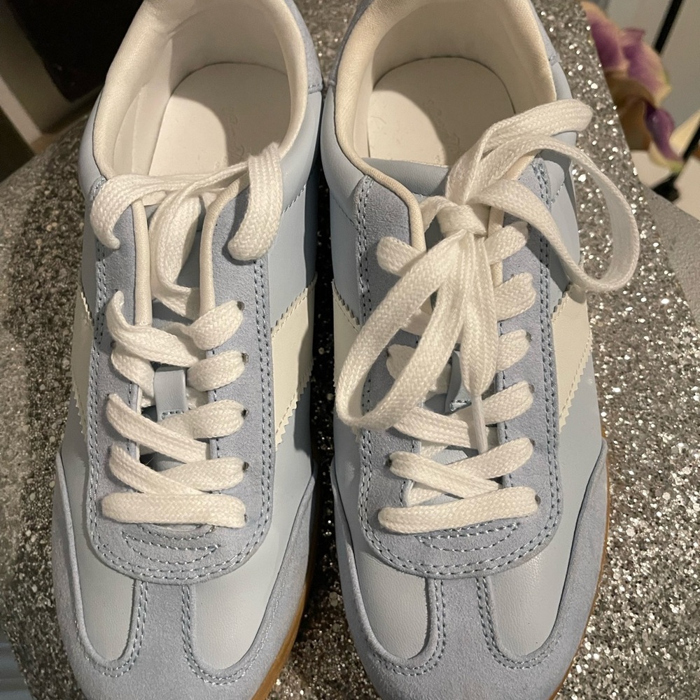 Universal threads sneakers nwot